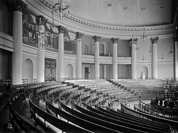 Black and white photograph of the main hall of Helsinki University